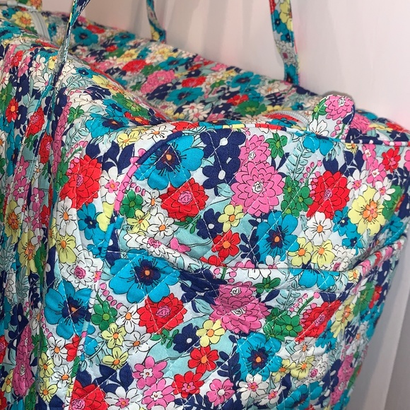 New Duffle Bag Vera Bradley Large Traveler Duffel Far Out Floral Pattern - Picture 2 of 4